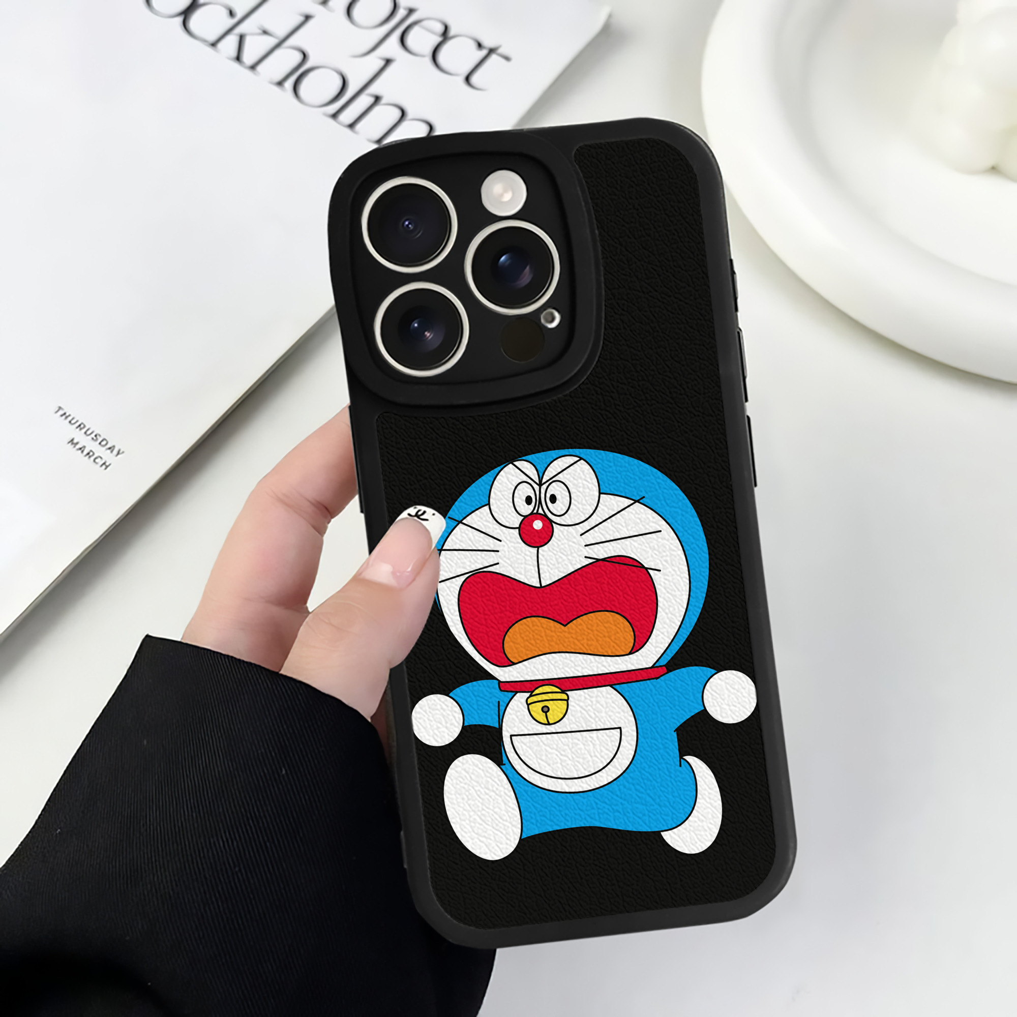 （画像用） ドラえもん Doraemon 【iPhone 16シリーズ対応】シリコンスマホケース（レザー調） 材質：シリコン